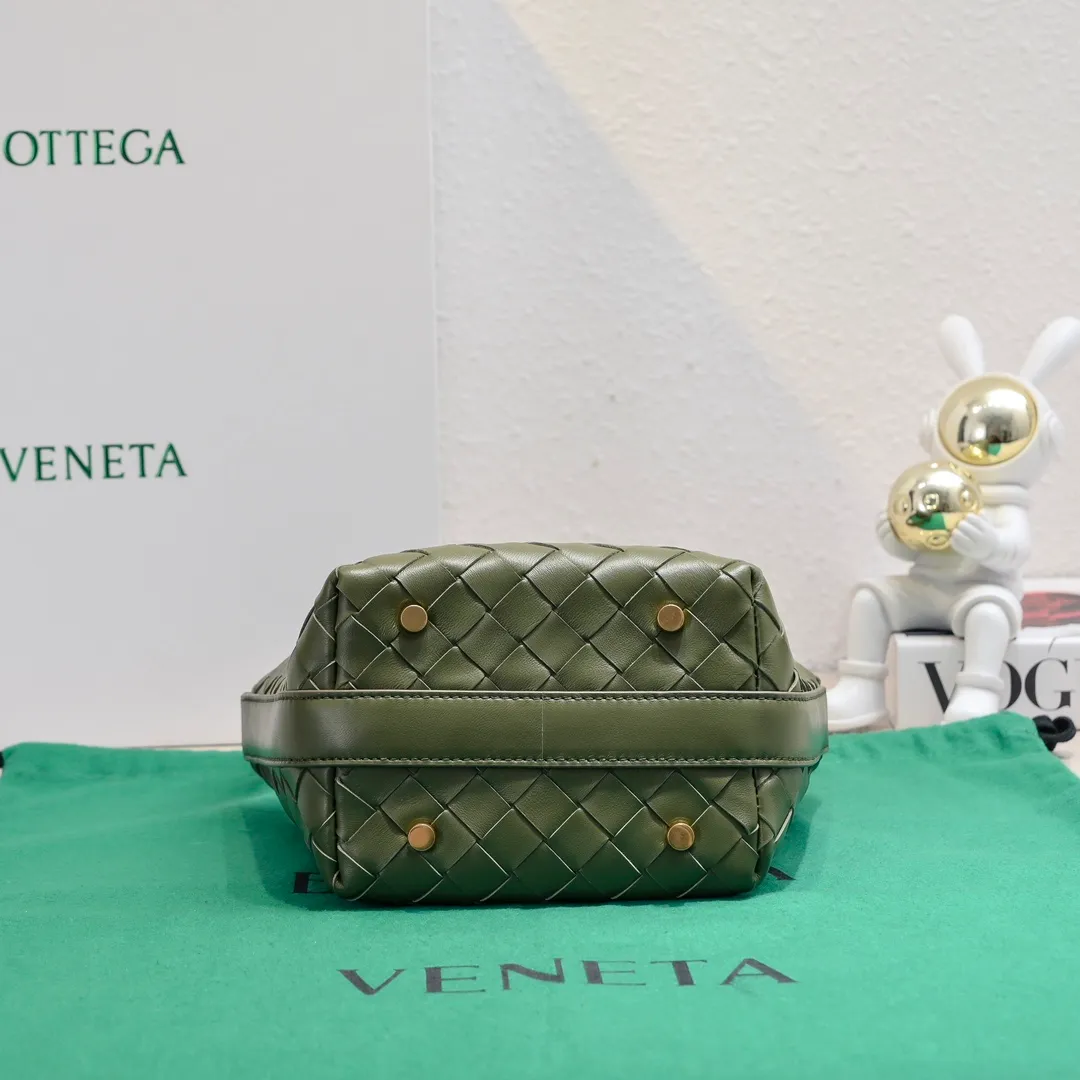 Batch 1280 It is predicted that BV Bottega's lunch bag will be popular again this year🔥. It is very soft and lightweight. It also uses the intrecciato weaving process that the two founders spent several months developing from the beginning of the brand. It is completely hand-woven by Italian craftsmen and perfectly reflects the craftsmanship of Bottega. The entire bag shape is also a very practical and popular lunch box bag shape. The slightly curved arc of the bag mouth can also better fit our wrists. Style number: 7748-1 Size: 17*13.5*5cm